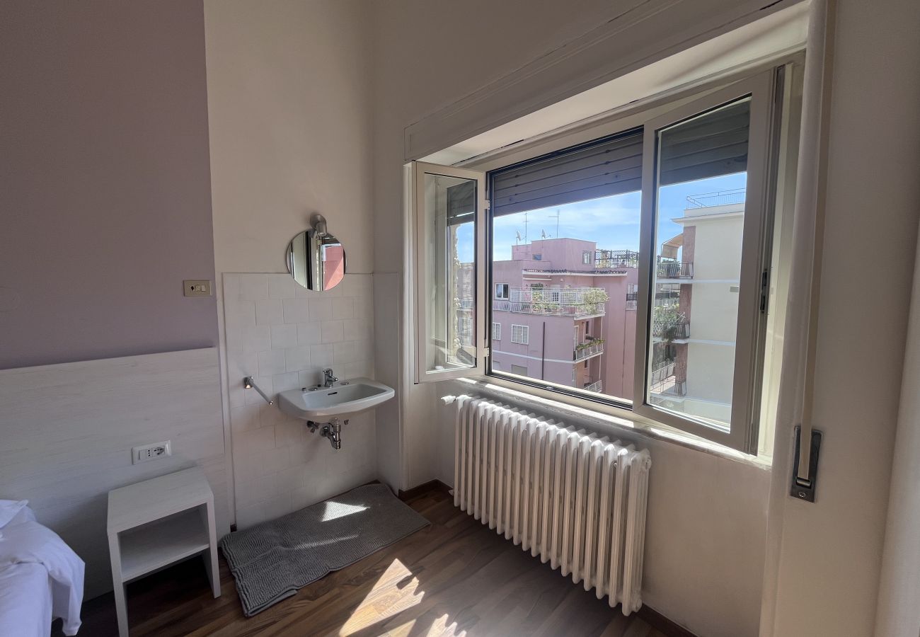 Affitto per camere a Roma - 24 camera tripla con bagno in comune