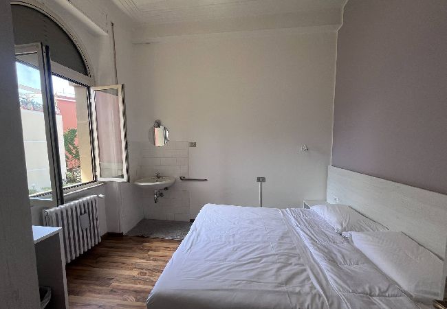 Affitto per camere a Roma - 20 camera matrimoniale con bagno in comune