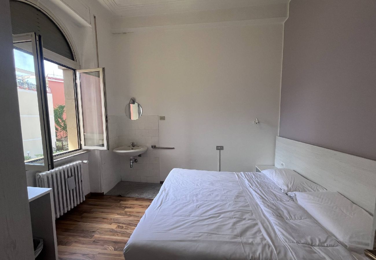 Affitto per camere a Roma - 20 camera matrimoniale con bagno in comune