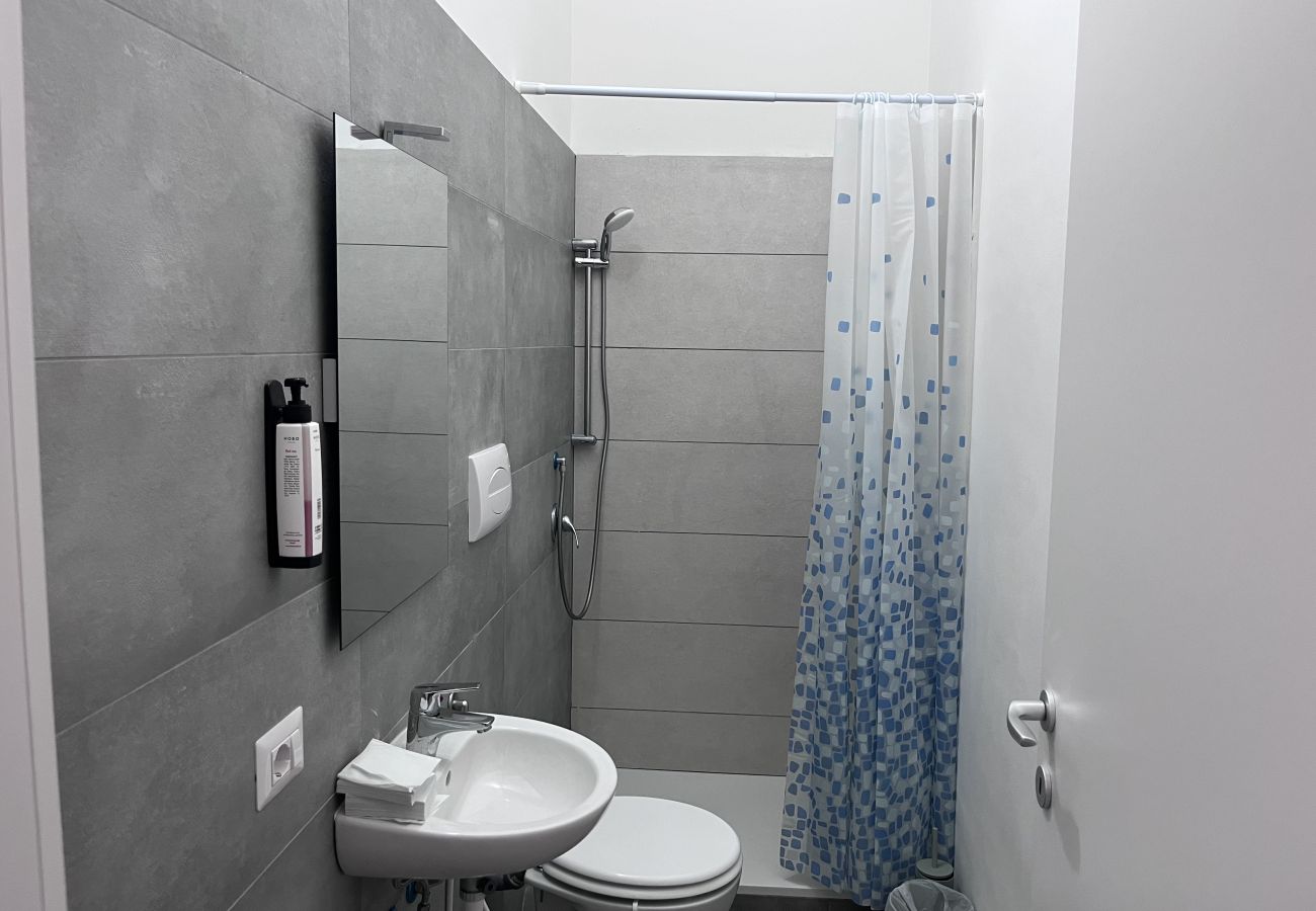 Affitto per camere a Roma - 10 tripla con bagno  privato