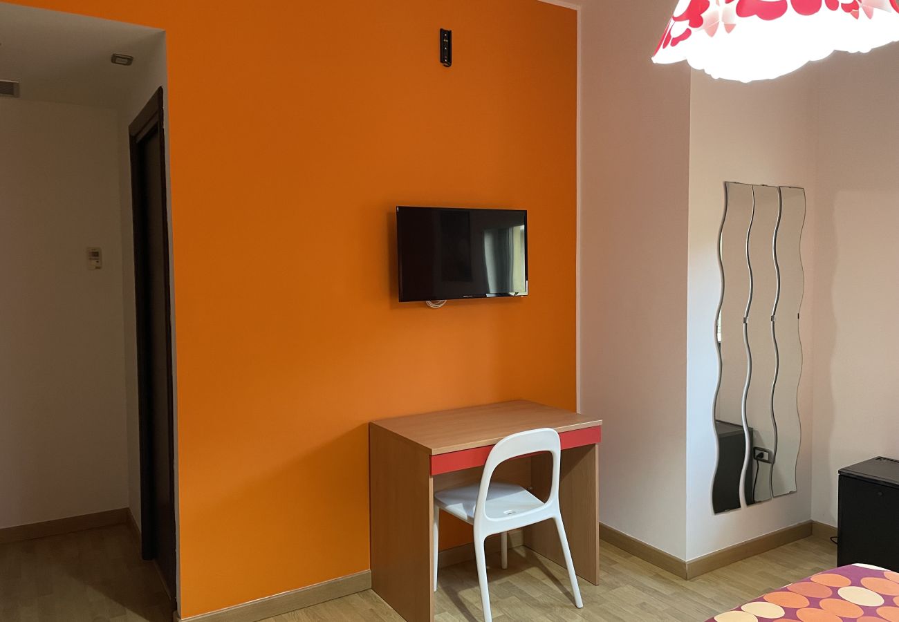 Rent by room in Schiavonea - Stanza Socrate ⚪️ 📚