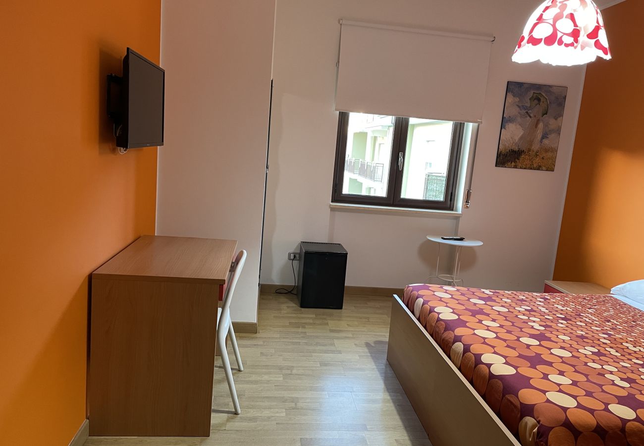 Rent by room in Schiavonea - Stanza Socrate ⚪️ 📚