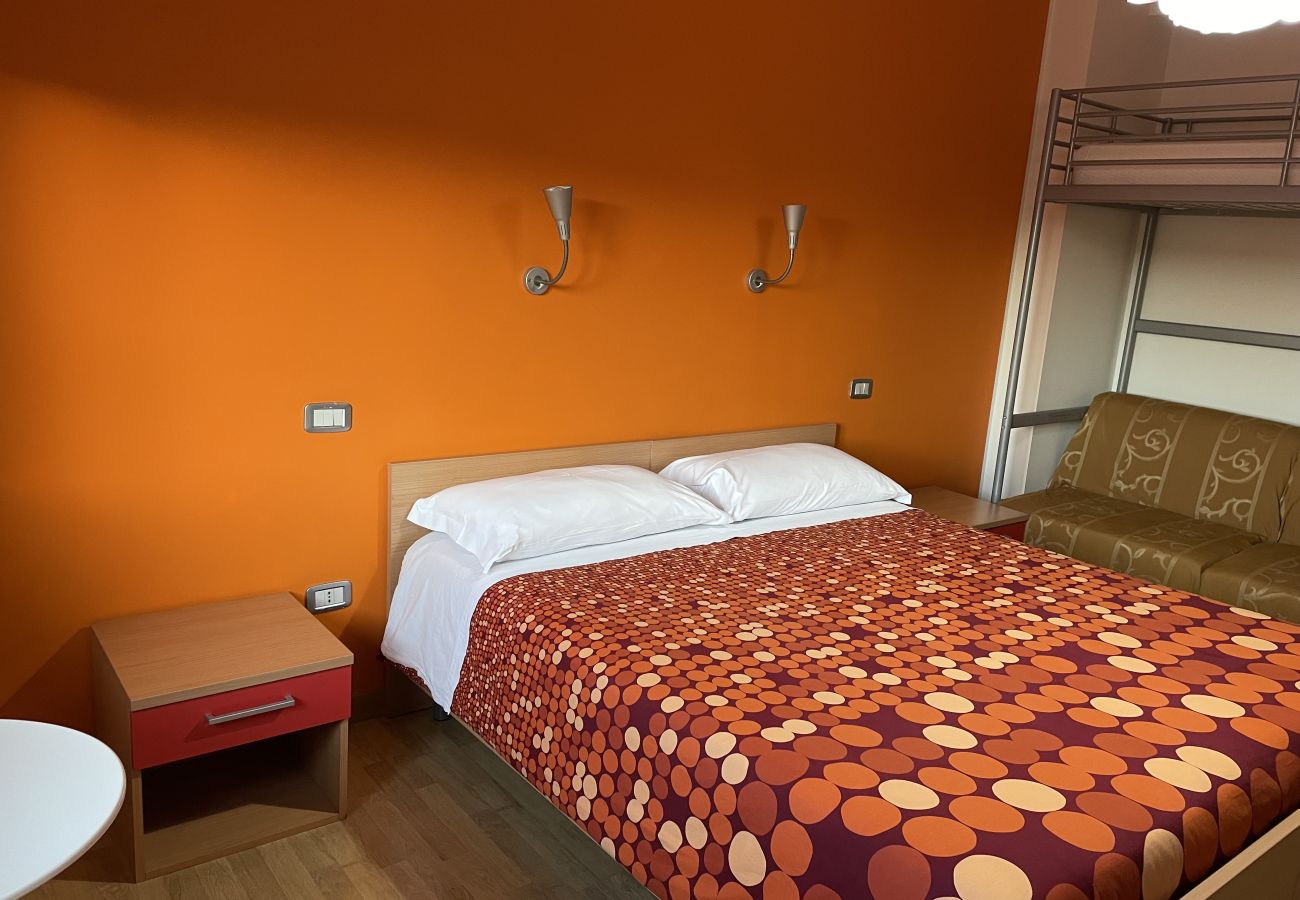 Rent by room in Schiavonea - Stanza Socrate ⚪️ 📚