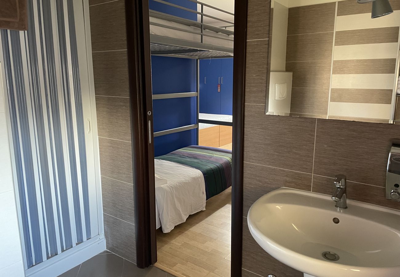 Rent by room in Schiavonea - Stanza Hegel 🔵 💡