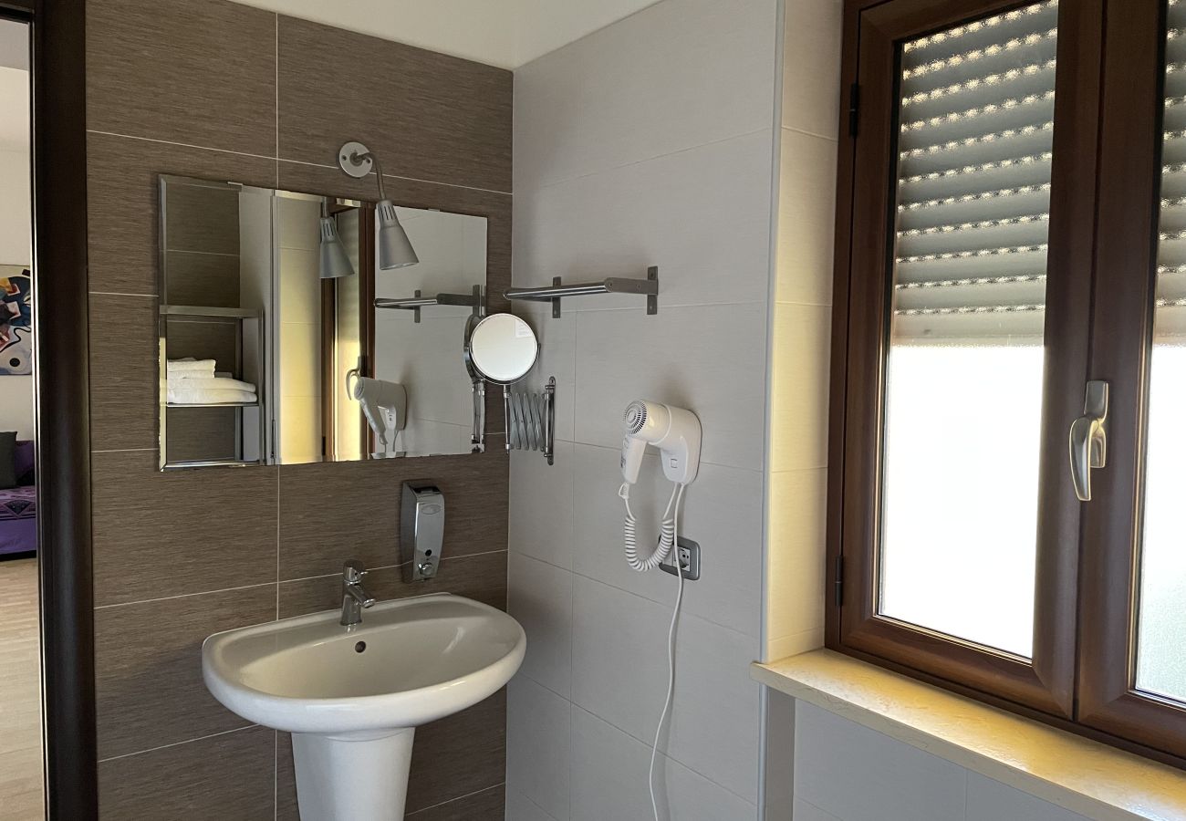 Rent by room in Schiavonea - Stanza Hegel 🔵 💡
