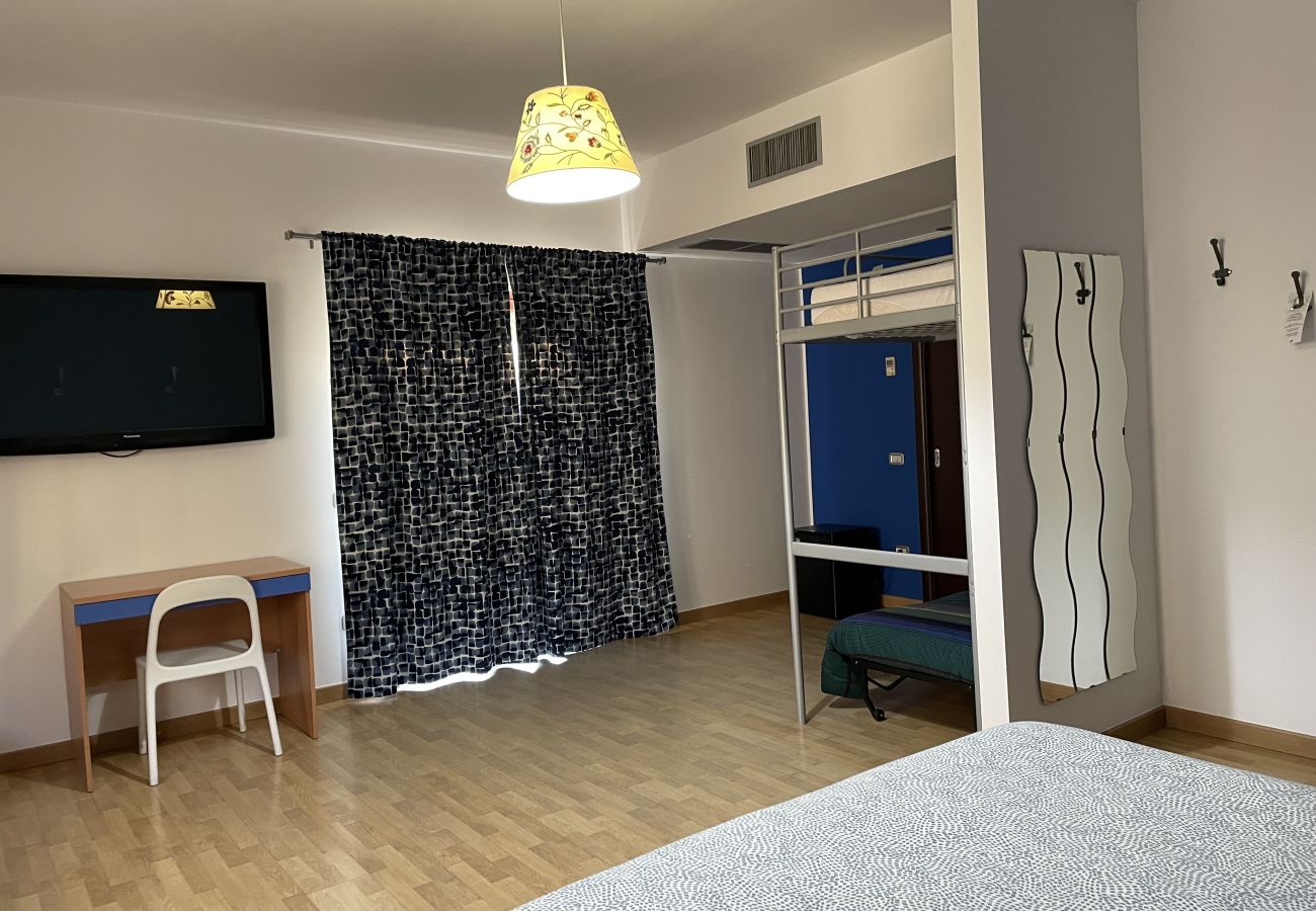 Rent by room in Schiavonea - Stanza Hegel 🔵 💡