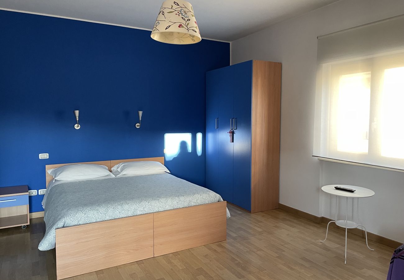 Rent by room in Schiavonea - Stanza Hegel 🔵 💡