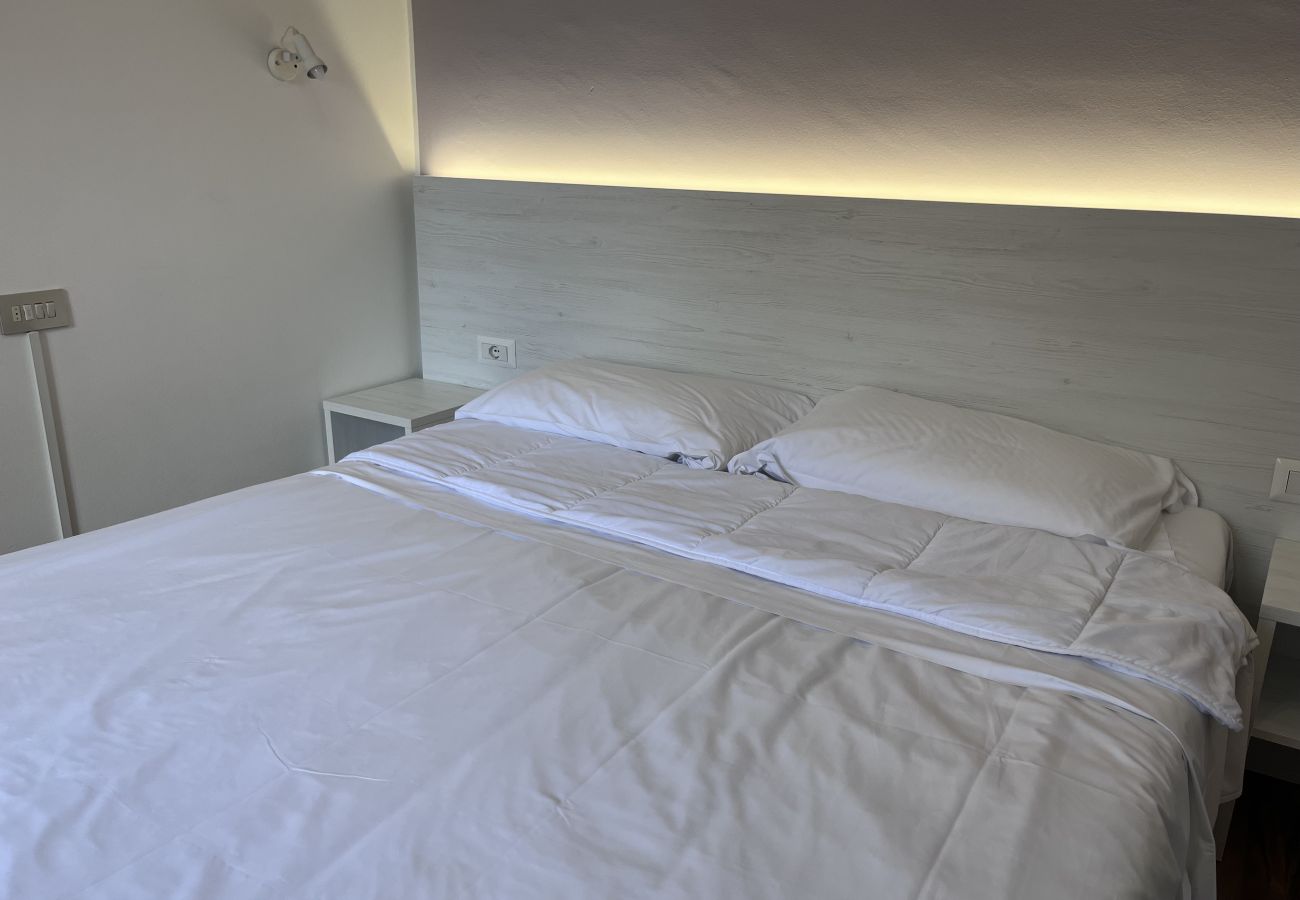Rent by room in Rome - 20 camera matrimoniale con bagno  in comune 