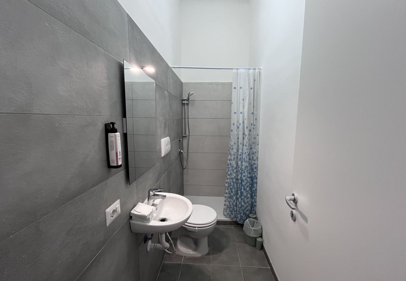 Rent by room in Rome - 10 camera tripla con bagno privato