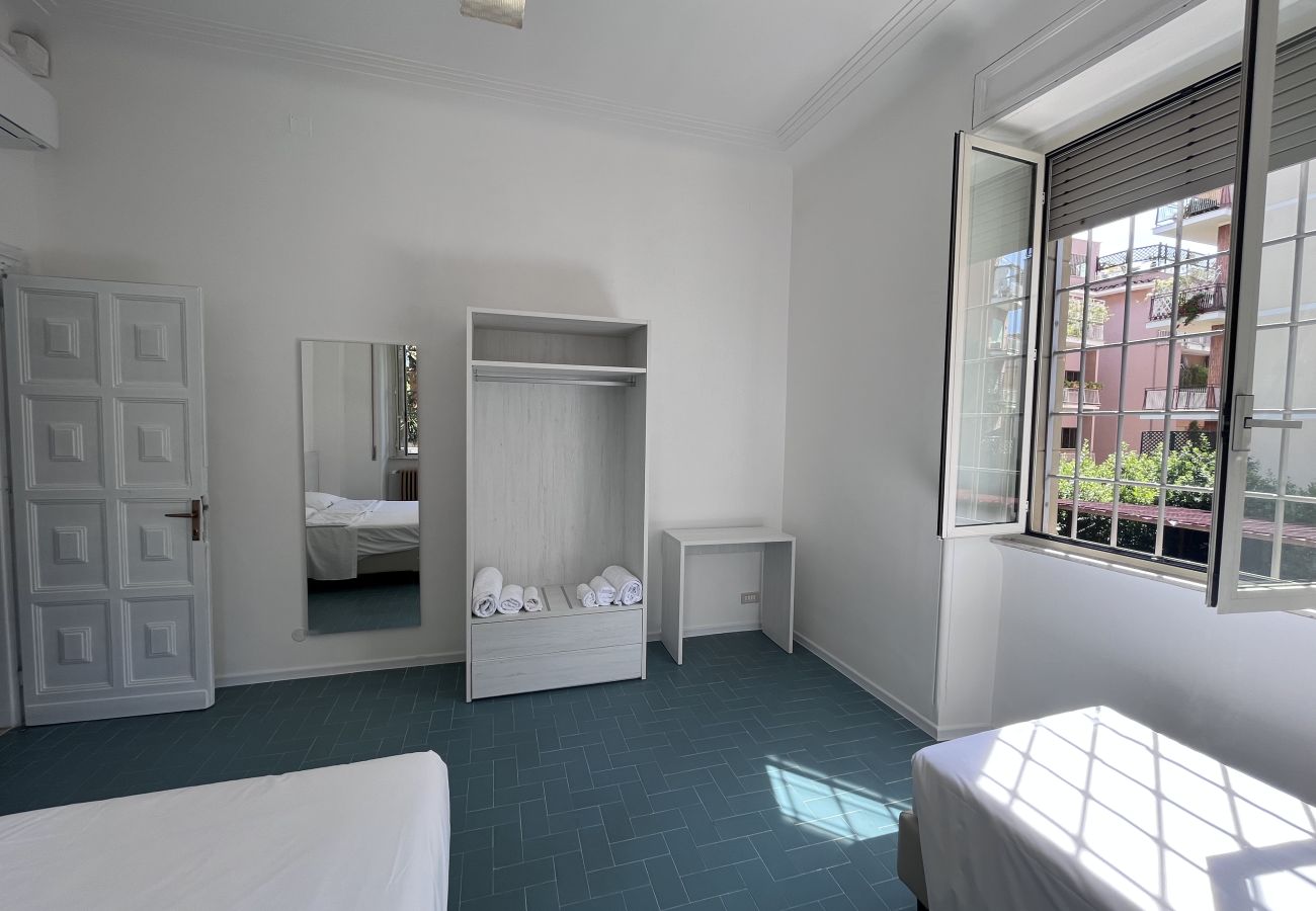 Rent by room in Rome - 10 camera tripla con bagno privato