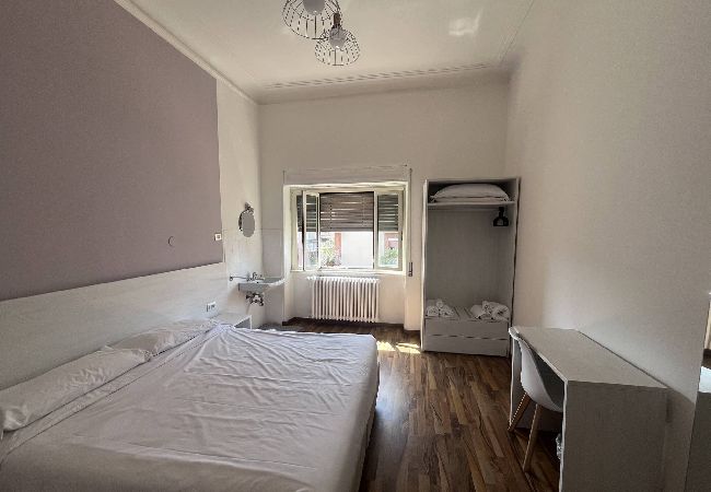 Rent by room in Roma - 24 camera tripla con bagno in comune