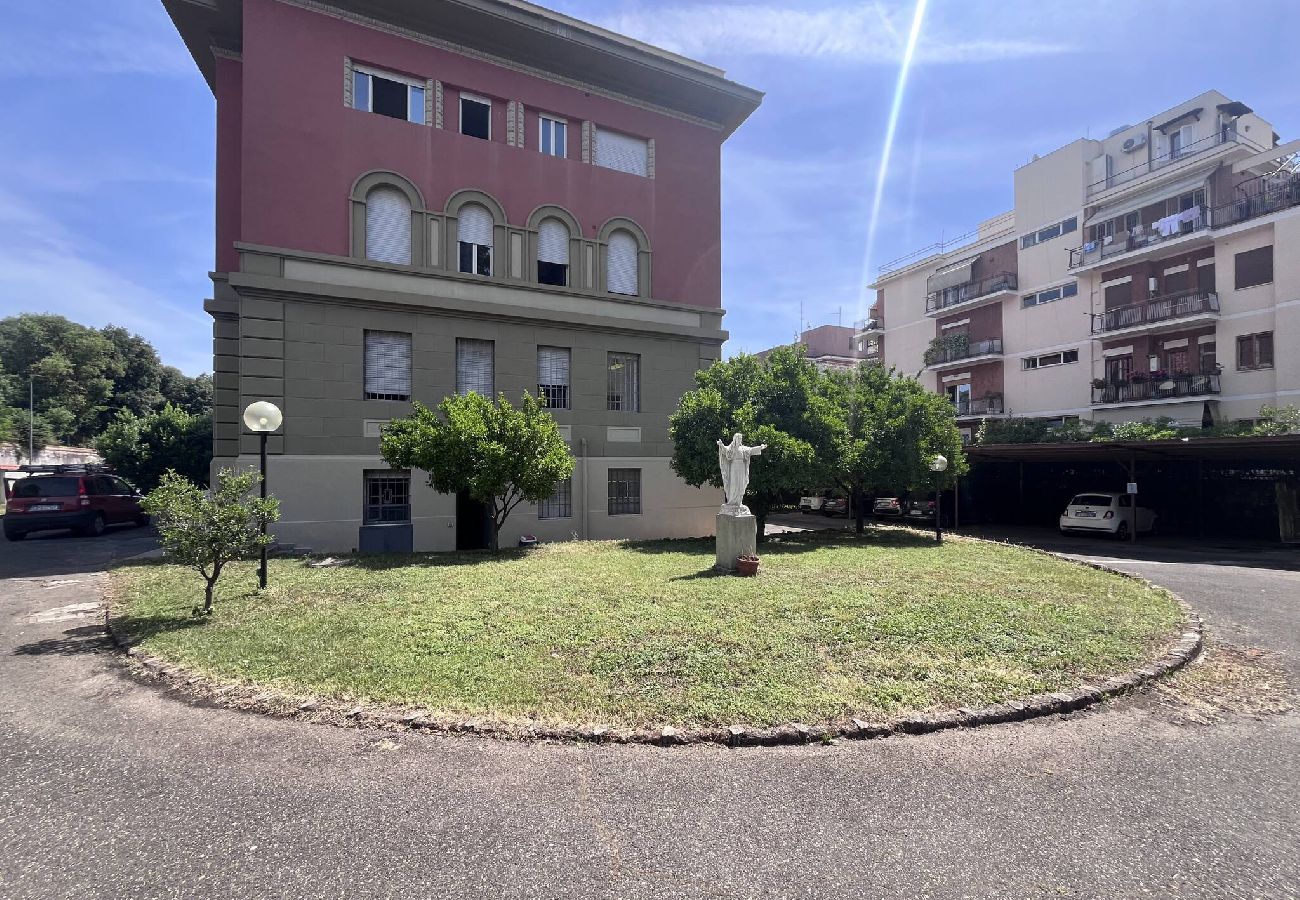 Rent by room in Rome - 24 camera tripla con bagno in comune