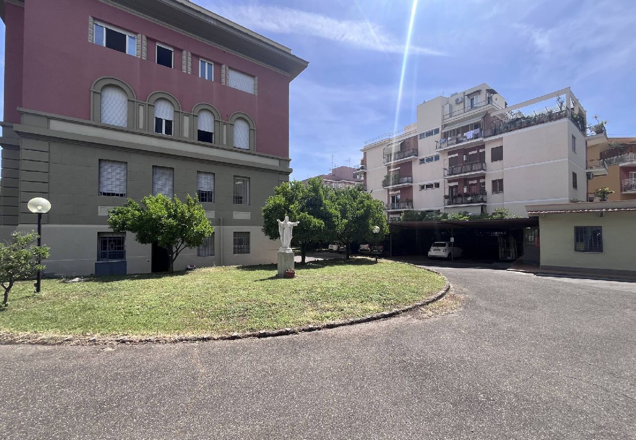 Rent by room in Rome - 24 camera tripla con bagno in comune