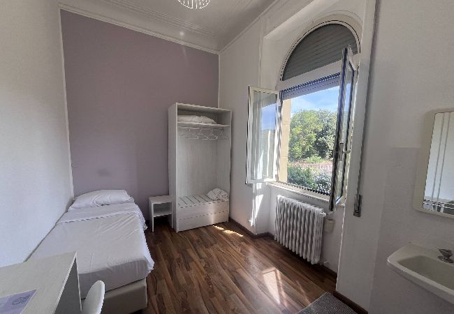 Rent by room in Roma - 22 singola con bagno in comune