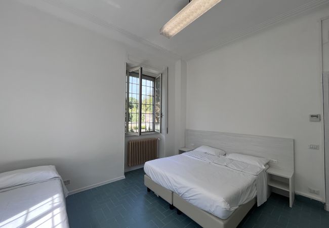 Rent by room in Roma - 10 tripla con bagno  privato