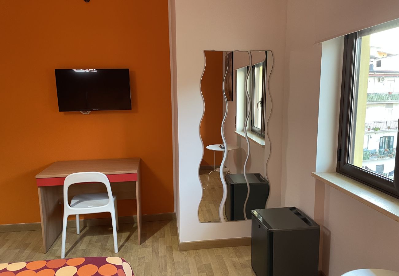 Alquiler por habitaciones en Schiavonea - Stanza Socrate ⚪️ 📚