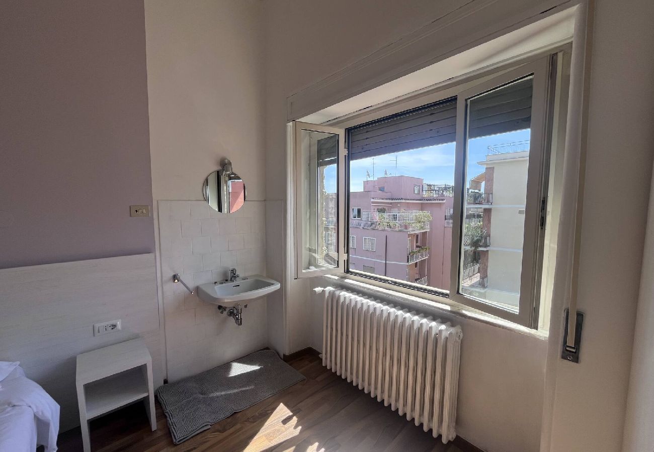 Alquiler por habitaciones en Roma - 24 camera tripla con bagno in comune